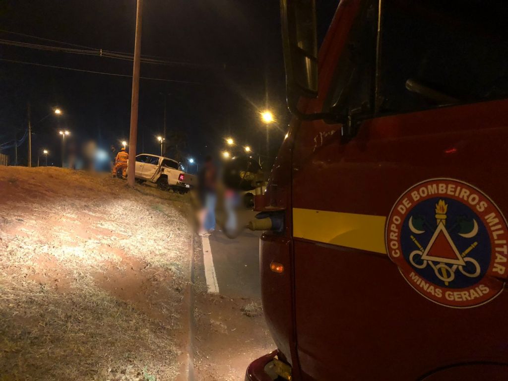 Veículo capota após condutor perder controle direcional e colidir em caminhonete na Av. Marabá | Patos Agora - A notícia no seu tempo - https://patosagora.net