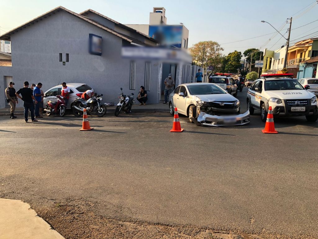 Acidente envolvendo três carros e duas motos é registrado na região central de Patos de Minas | Patos Agora - A notícia no seu tempo - https://patosagora.net