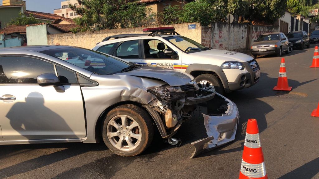Acidente envolvendo três carros e duas motos é registrado na região central de Patos de Minas | Patos Agora - A notícia no seu tempo - https://patosagora.net
