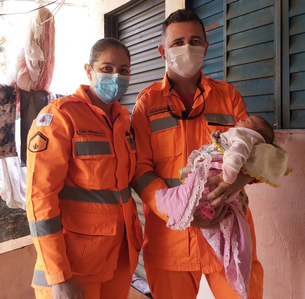 Mãe e recém nascida recebem visita de bombeiros que ajudaram no parto, em Patos de Minas | Patos Agora - A notícia no seu tempo - https://patosagora.net