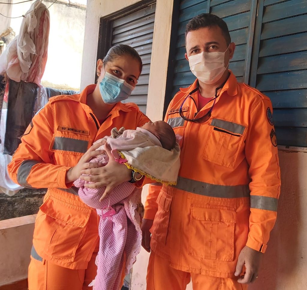 Mãe e recém nascida recebem visita de bombeiros que ajudaram no parto, em Patos de Minas | Patos Agora - A notícia no seu tempo - https://patosagora.net