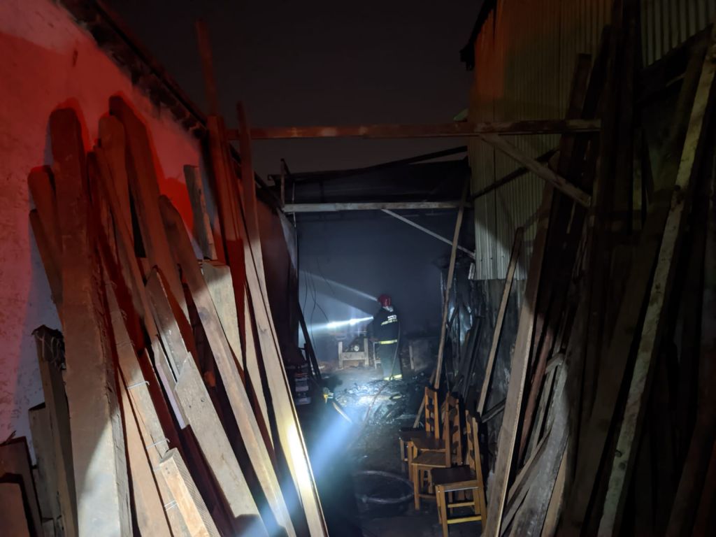 Bombeiros combatem incêndio em serraria na Rua Duque de Caxias | Patos Agora - A notícia no seu tempo - https://patosagora.net