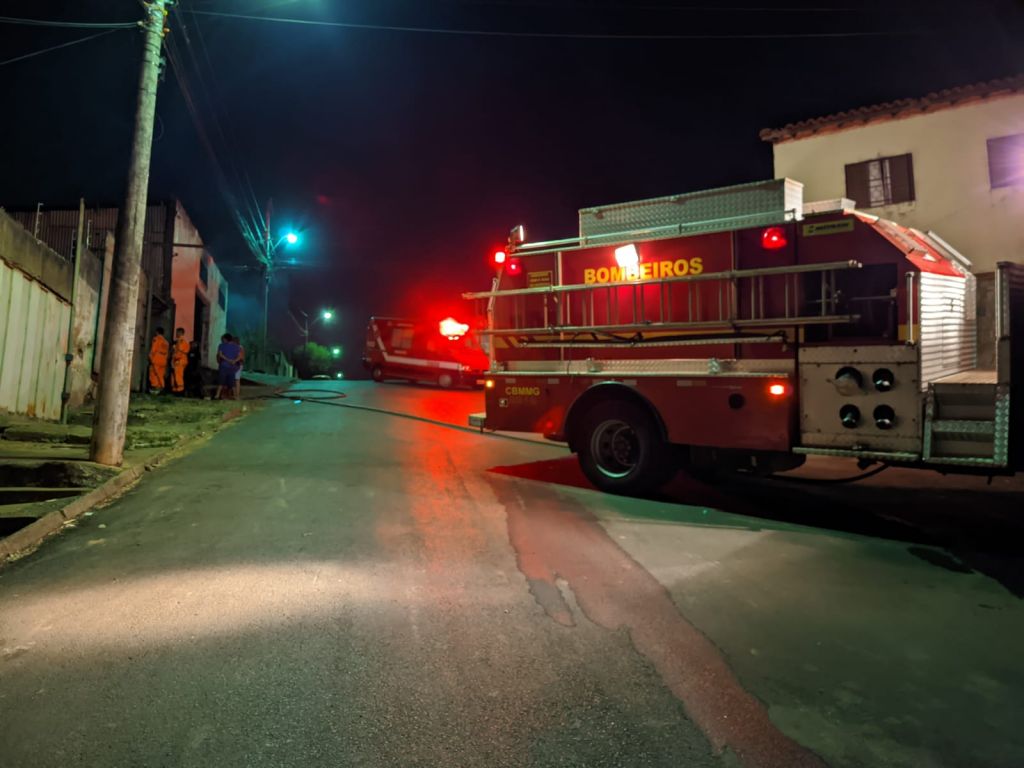 Bombeiros combatem incêndio em serraria na Rua Duque de Caxias | Patos Agora - A notícia no seu tempo - https://patosagora.net