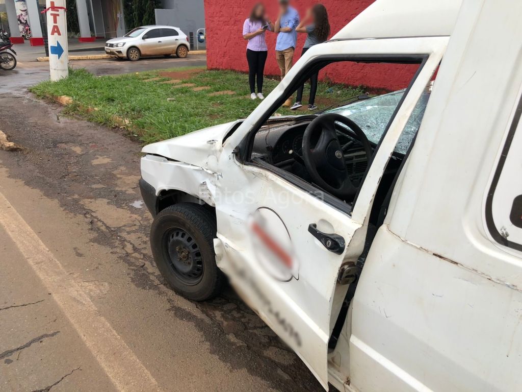 Motociclista sofre ferimento grave ao colidir em veículo que avançou parada obrigatória na Avenida JK | Patos Agora - A notícia no seu tempo - https://patosagora.net