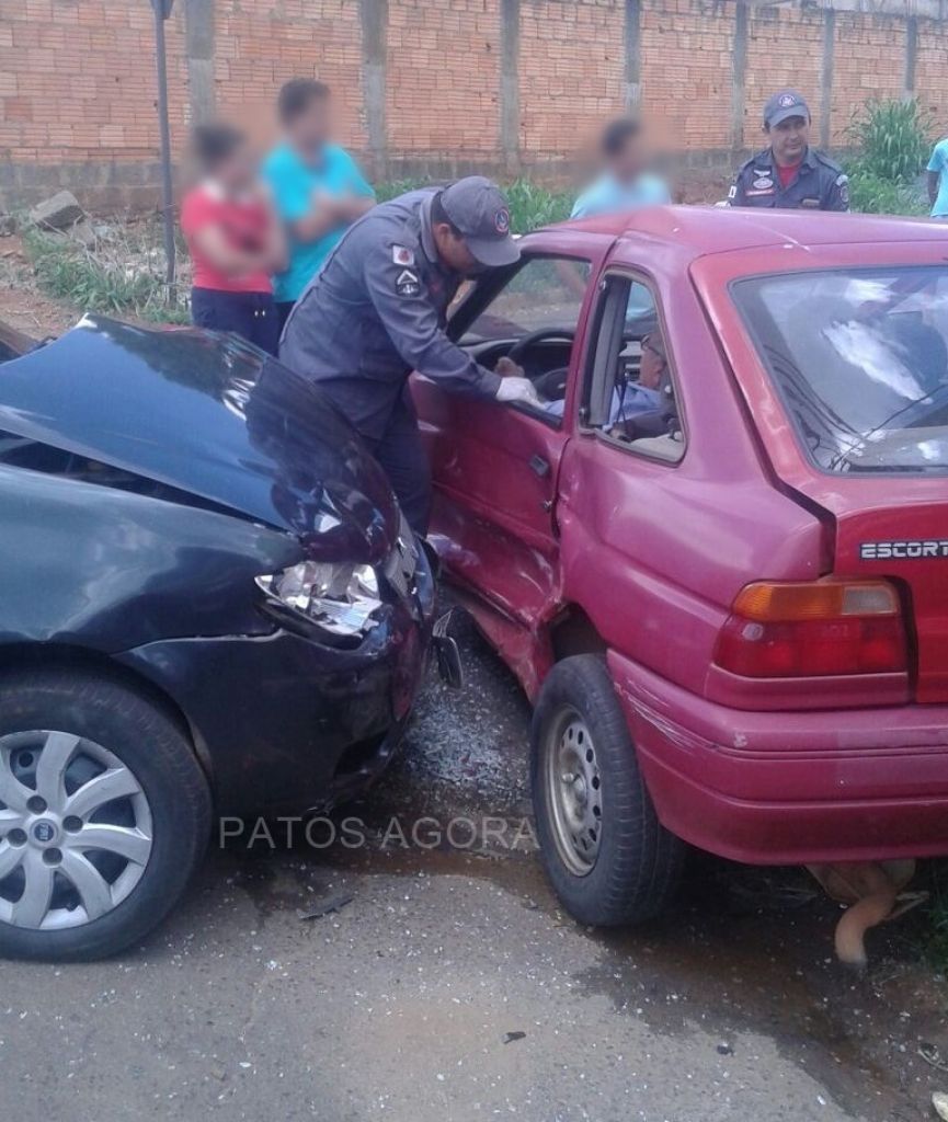 Motorista é socorrido após acidente no bairro Caramuru