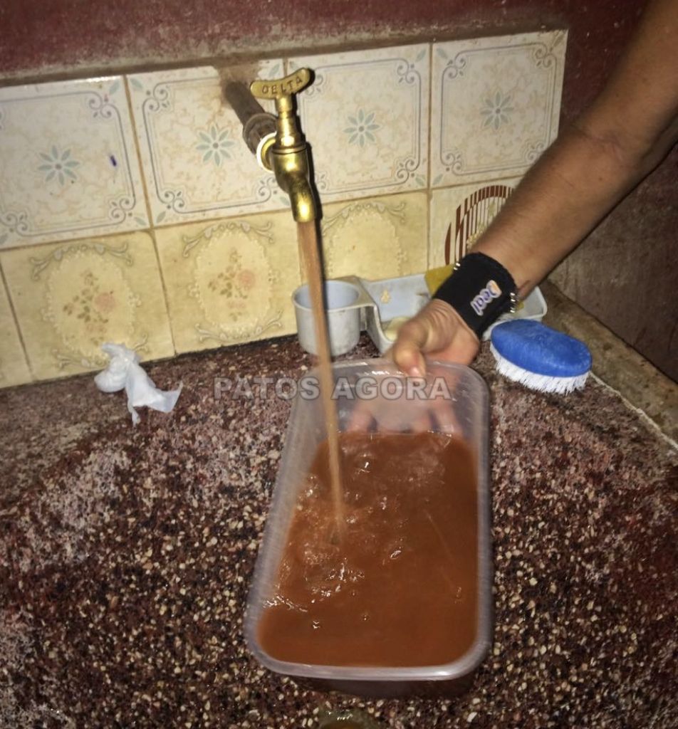 Moradora recebe água suja em casa em Patos de Minas