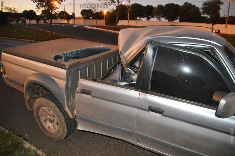 Condutor de Fiat Uno prata provoca acidente na Avenida JK e foge do local com traseira amassada