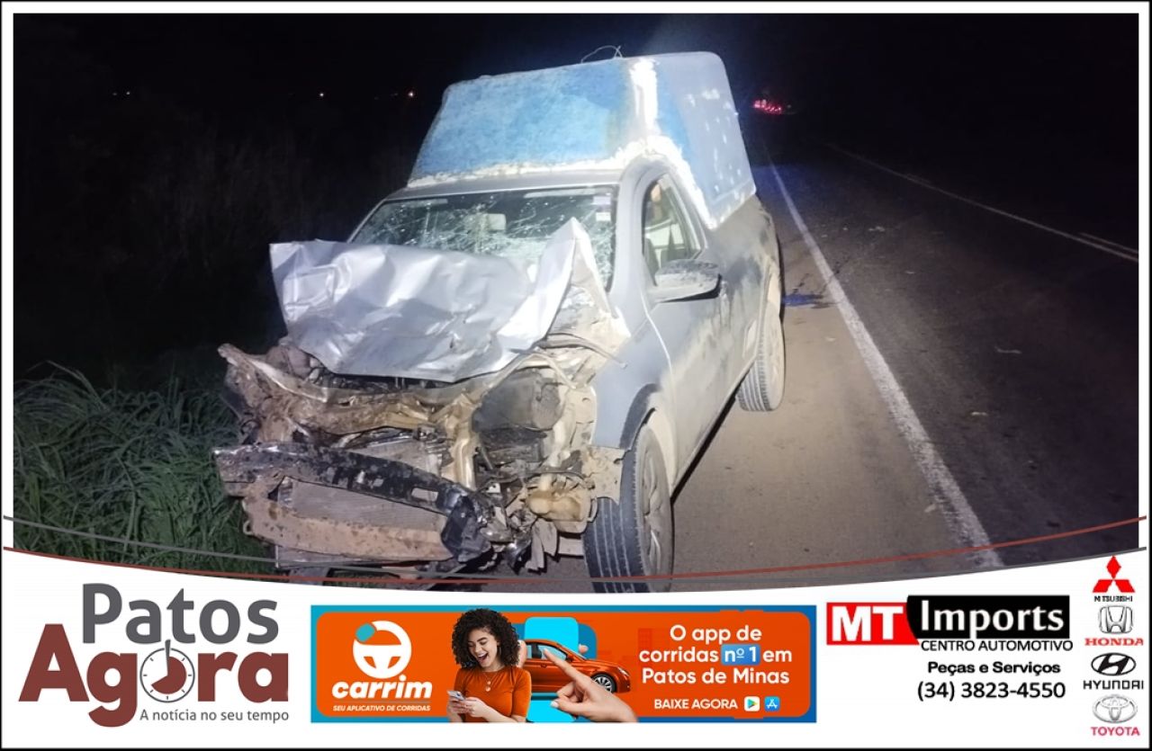 Pneu estoura, Hilux invade contramão e colide em Saveiro na BR-352