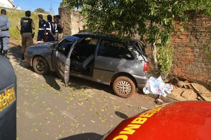 Mulher morre atropelada na porta de casa enquanto varria a calçada