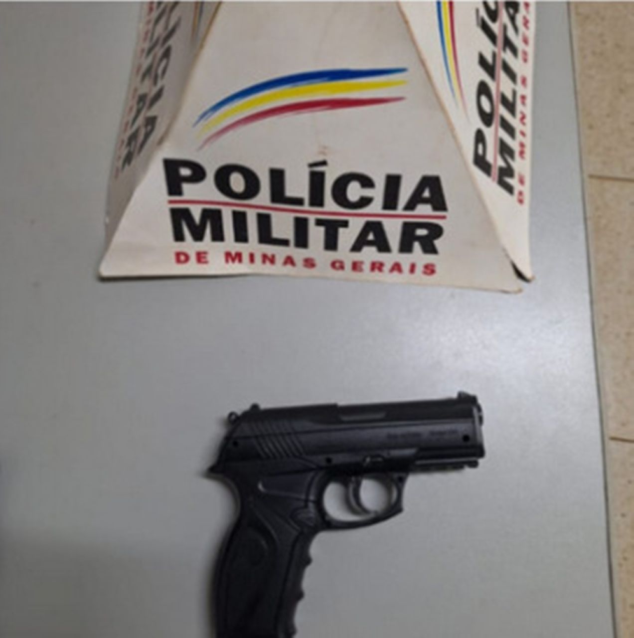 Polícia Militar prende autor de roubo em Monte Carmelo e apreende réplica de arma