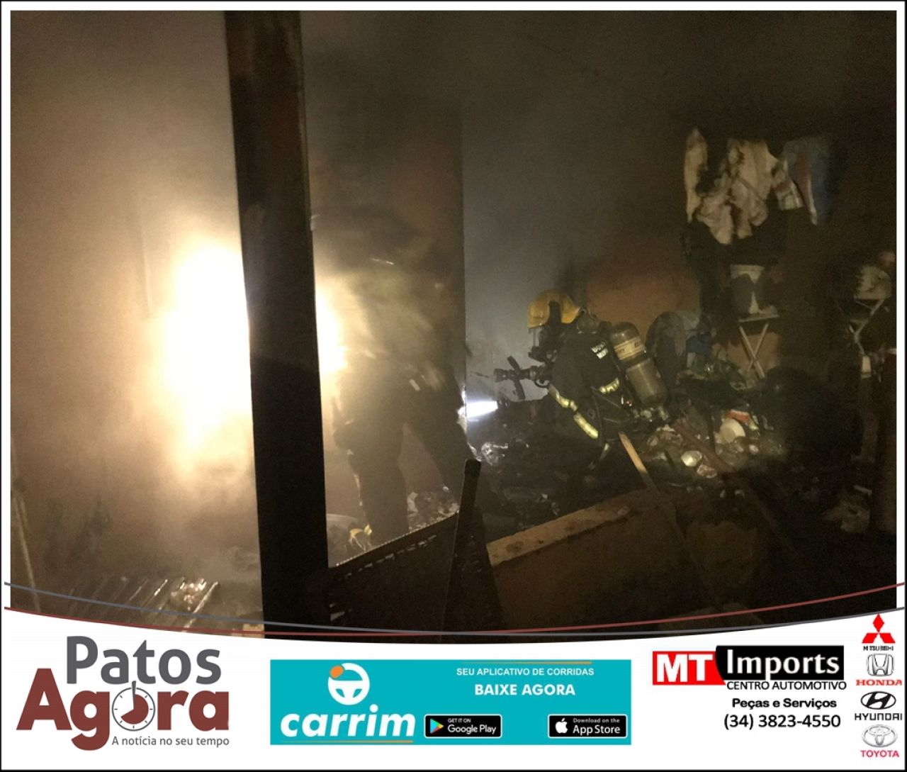 Bombeiros combatem incêndio em residência em Patos de Minas