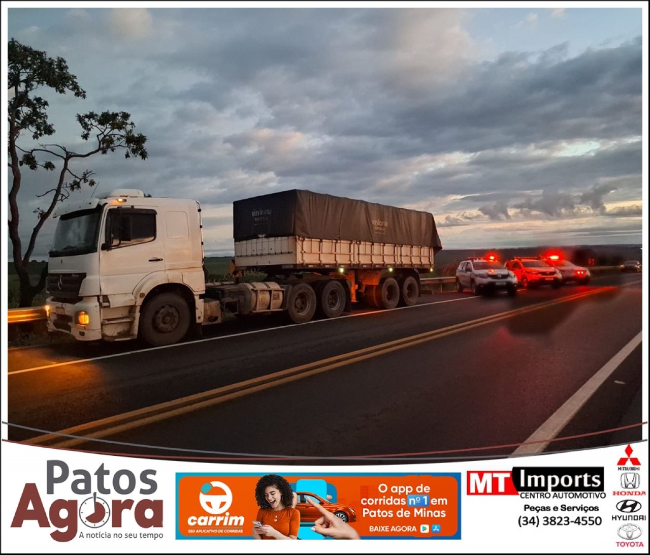 PM intercepta caminhão com café roubado na BR-365; dois são presos