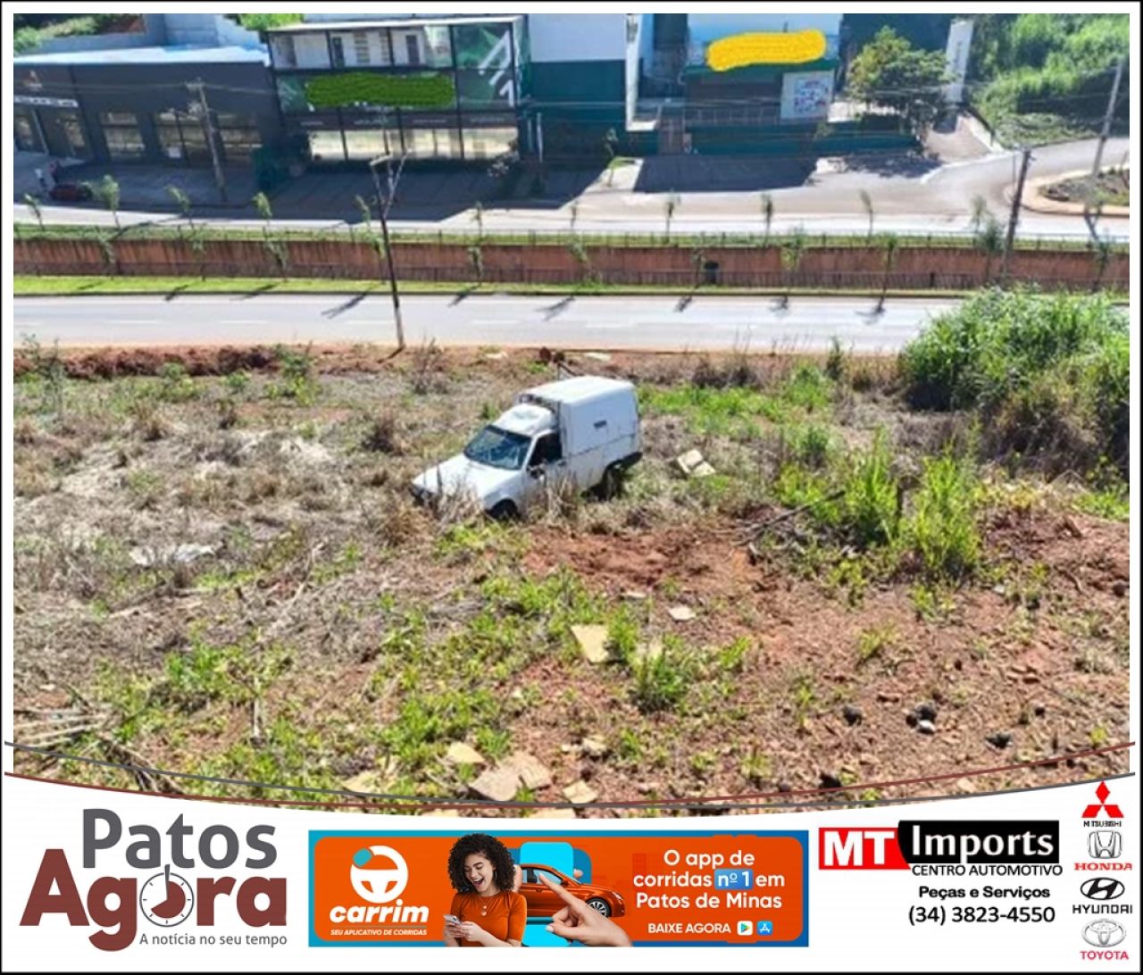 Veículo cai em ribanceira no bairro Cônego Getúlio e ocupantes fogem antes da chegada da polícia
