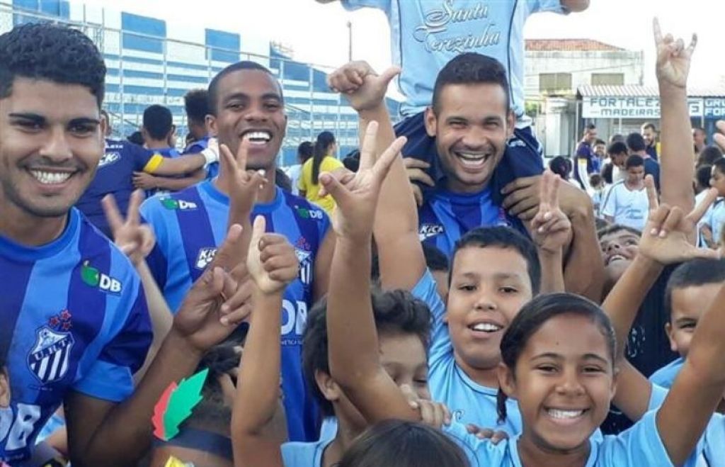 Jogadores do URT recebem visita de estudantes