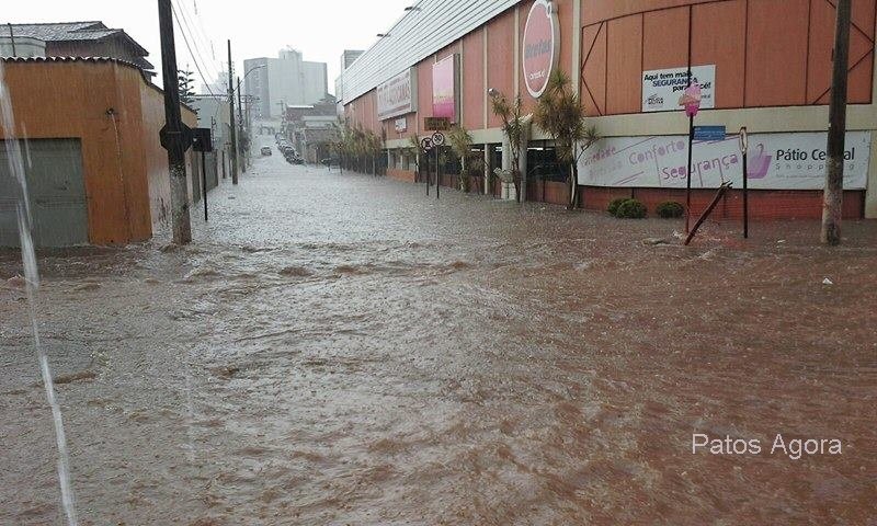 Forte chuva com granizo cai em Patos de Minas e causa estragos em vários pontos da cidade