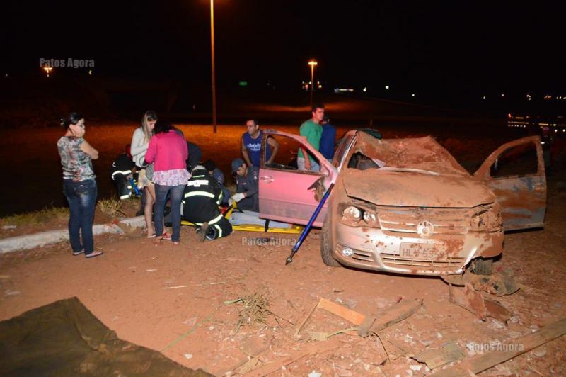 Caminhão sobe em alça de acesso da BR-365, atinge dois veículos e quatro ficam feridos