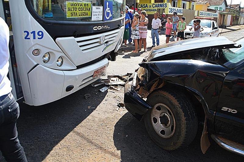 Motorista de ônibus evita que passageiros se machuquem em acidente no bairro Nova Floresta