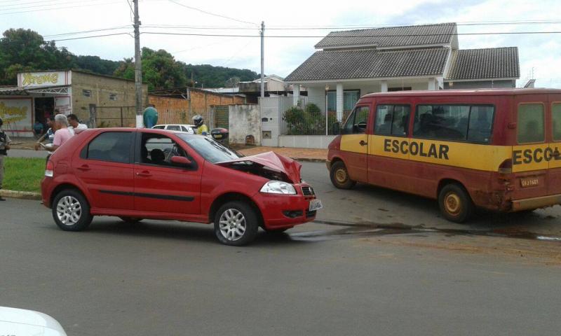 Carro de passeio e van escolar se envolvem em acidente em Vazante.