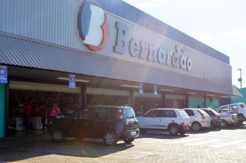 Brigadistas do Supermercado Bernardão combatem incêndio em empresa vizinha
