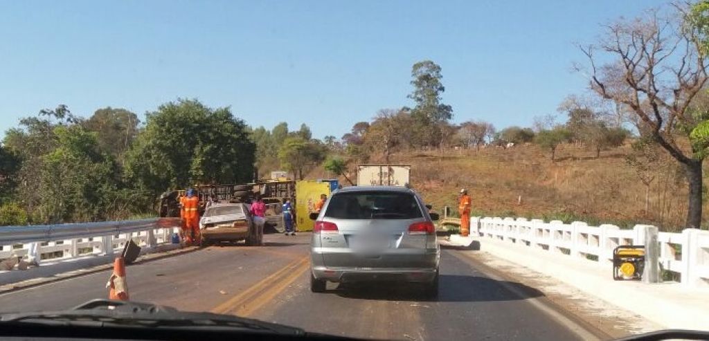 Acidente entre três veículos deixa motorista ferido próximo de Lagoa Formosa