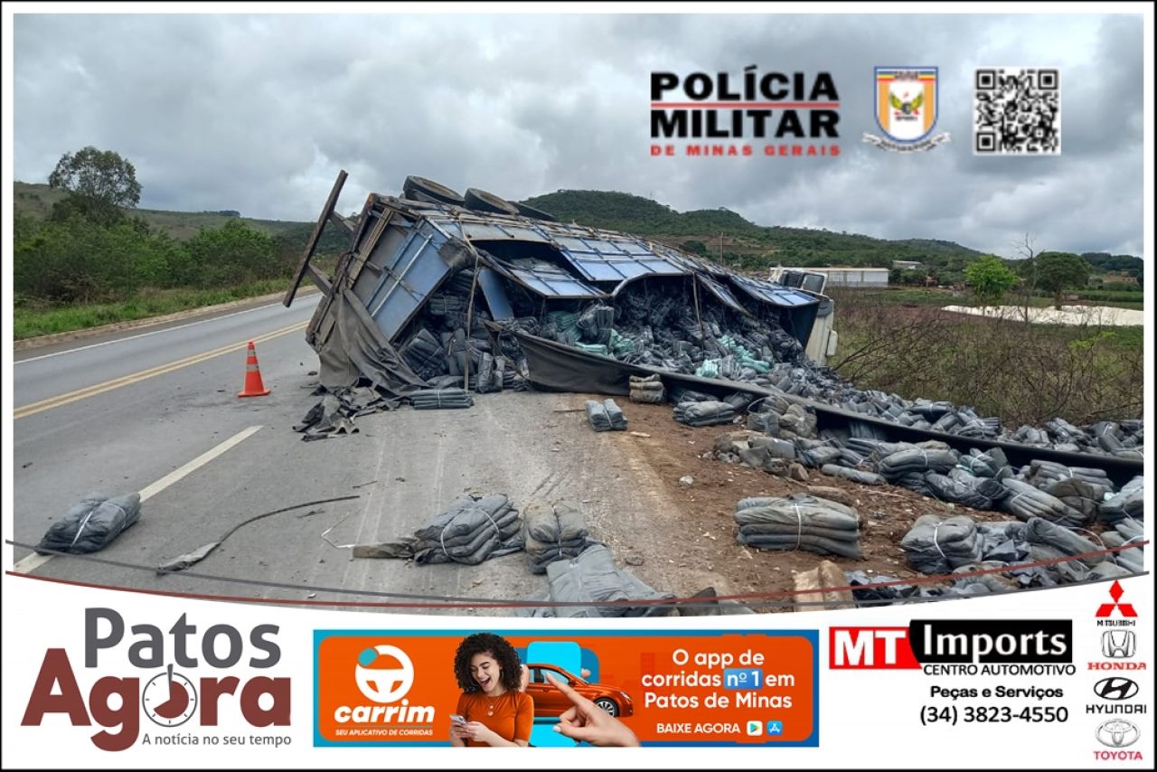 Carreta com 32 toneladas de sacolas plásticas tomba na BR-146, em Serra do Salitre