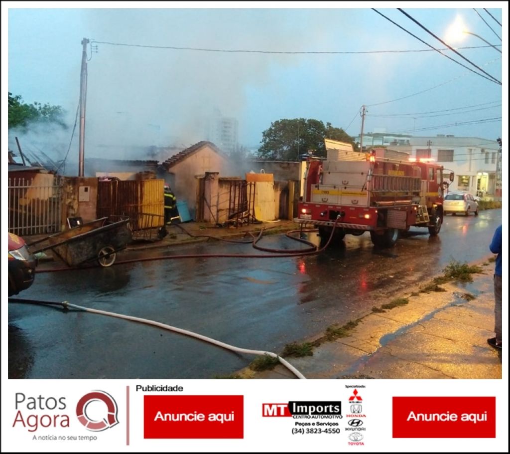 Imóvel no Centro de Patos de Minas que continha entulho reciclável se incendeia
