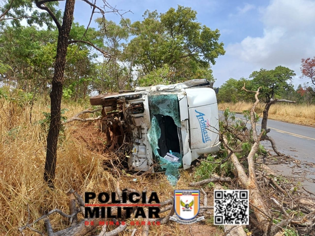 Caminhão baú tomba após derrapar em pista molhada na MG-410