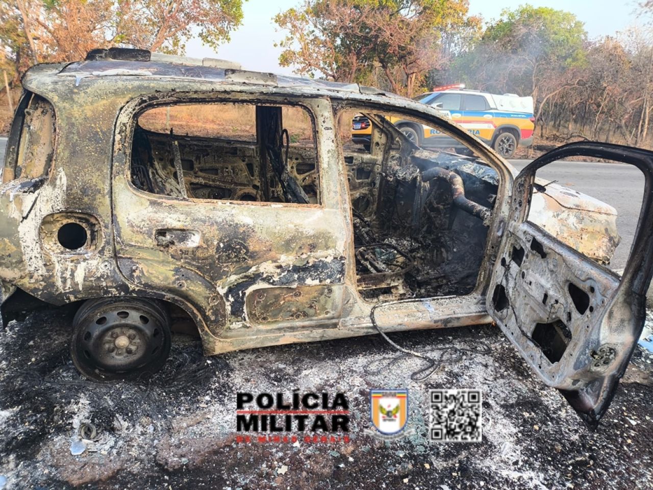 Motorista escapa ileso após carro ser consumido por incêndio na rodovia MGC-479