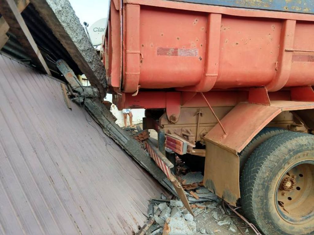 Caminhão desce 30 metros de ré e atinge casa em Patos de Minas