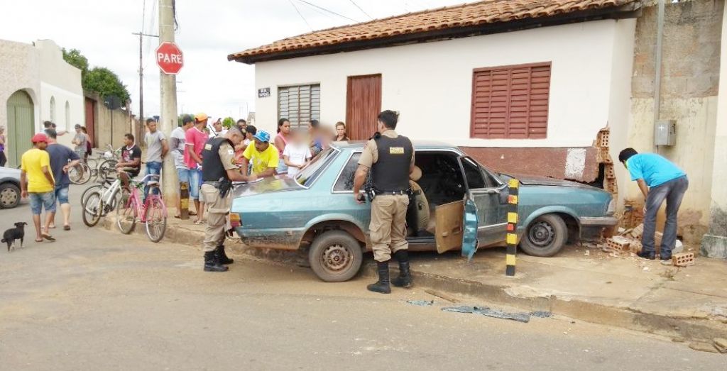 Bandidos furam cerco policial e bate em residência em Carmo do Paranaíba