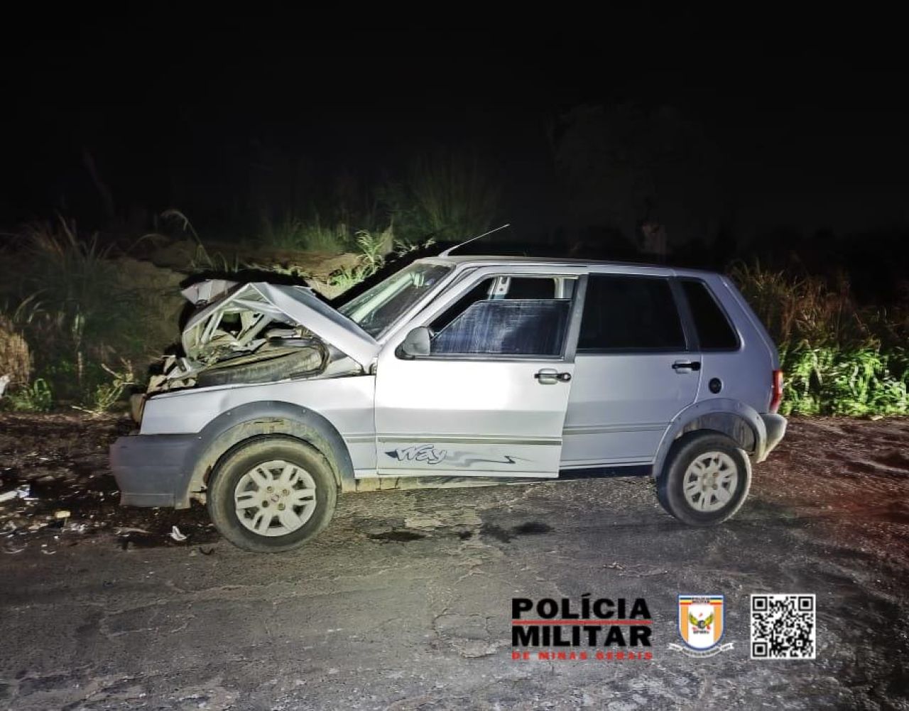 Colisão entre Fiat Uno e trator deixa passageira ferida na MG-230