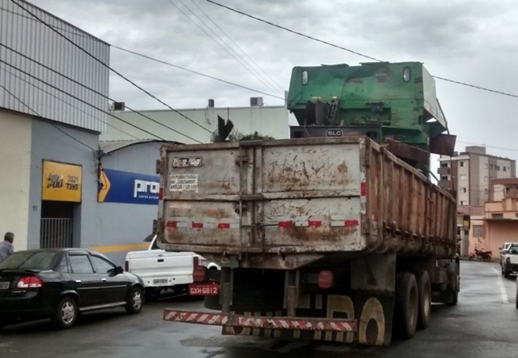 Caminhão danifica fiação de postes no centro de Patos de Minas