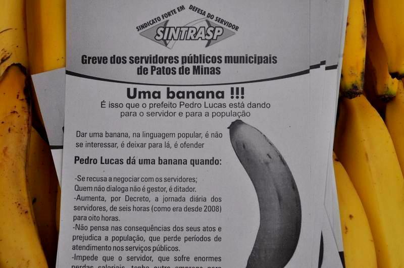 Em terceiro dia de greve servidores distribuem bananas no centro de Patos de Minas