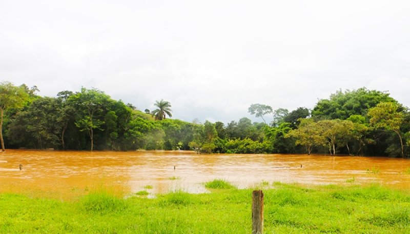 Lagoa Formosa:  Chuvas dos últimos dias deixam Córrego Babilônia a mais de 3 metros acima do nível normal