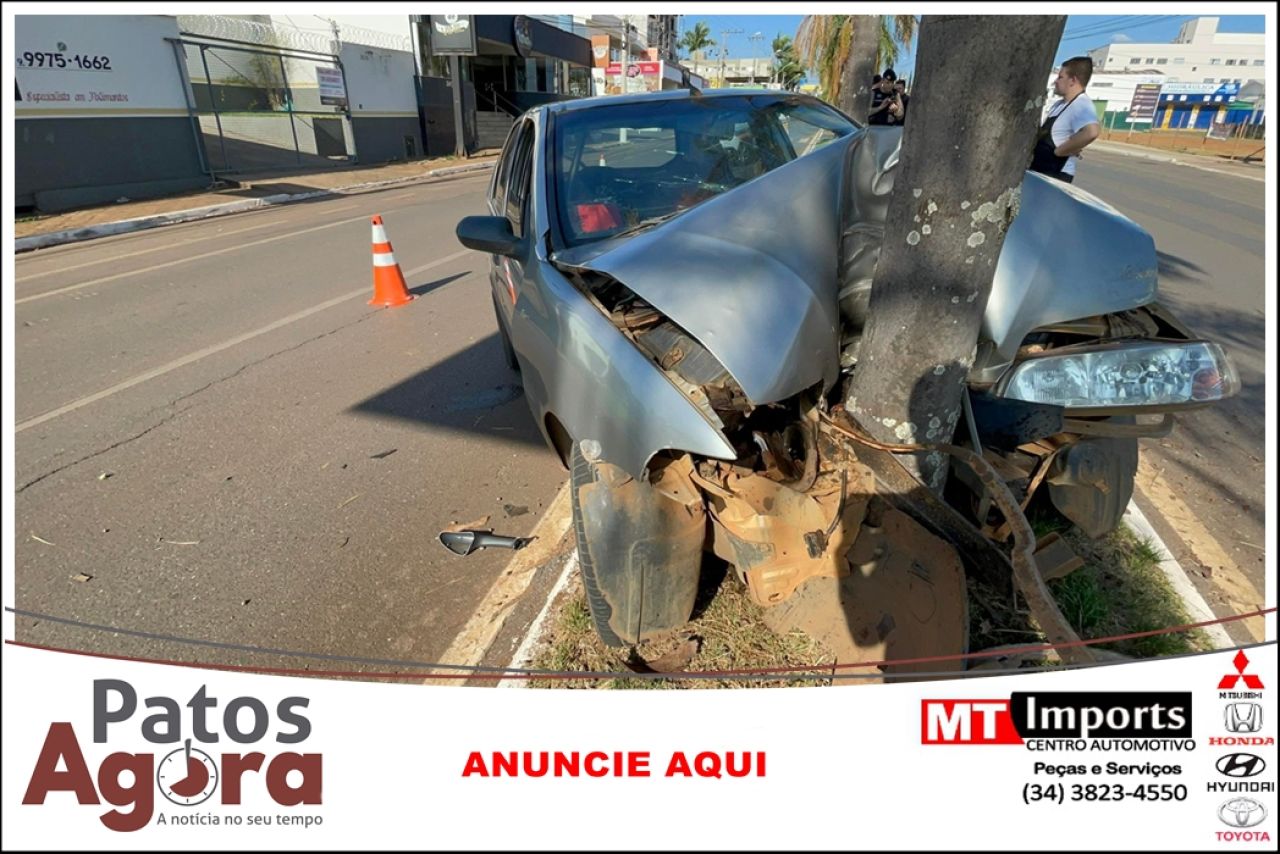 Condutor de 62 anos morre ao colidir em árvore na Avenida Marabá
