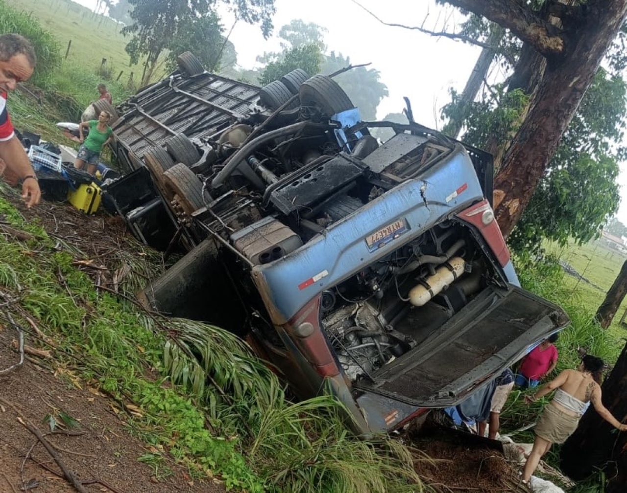 Ônibus tomba e deixa vítimas fatais e de ferimentos na BR-365