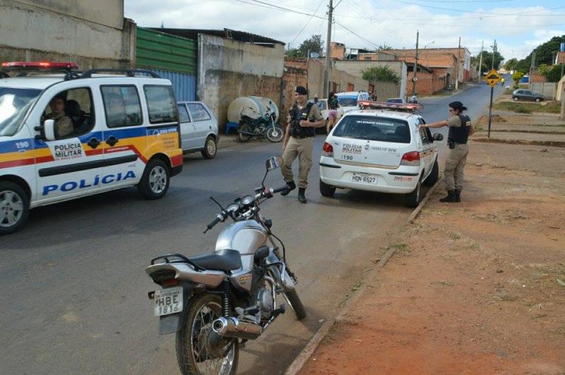 Menores em motocicletas furtadas fogem da polícia e um deles bate em viatura policial