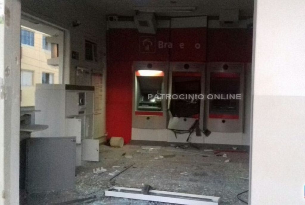 Bandidos explodem caixas eletrônicos de agência bancária em Serra do Salitre