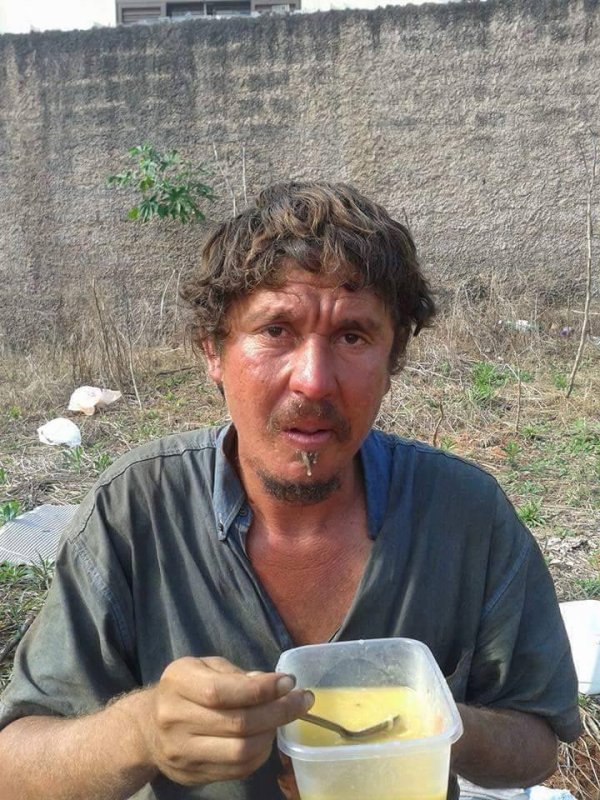 Campos Altos: Homem sem memória e sem documentos vive em terreno baldio