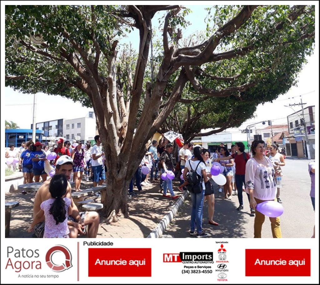 Manifestantes fazem ato contra a candidatura de Jair Bolsonaro em Patos de Minas