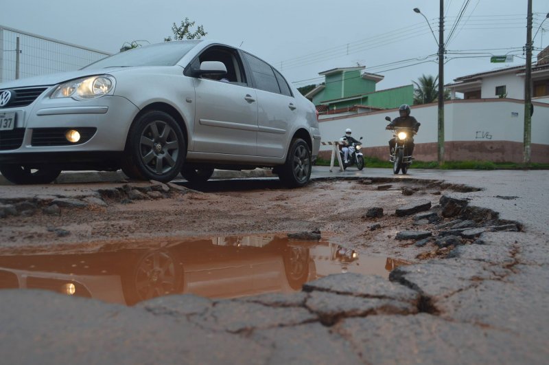 Motoristas em risco: Grande quantidade de buracos nas ruas de Patos de Minas oferecem risco de acidentes e prejuízos