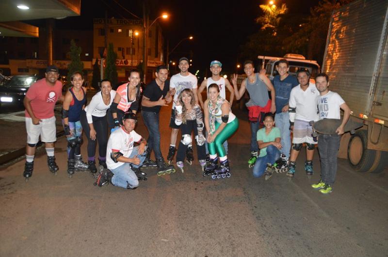 Patinadores de Patos de Minas formam grupo para passear à noite pela cidade