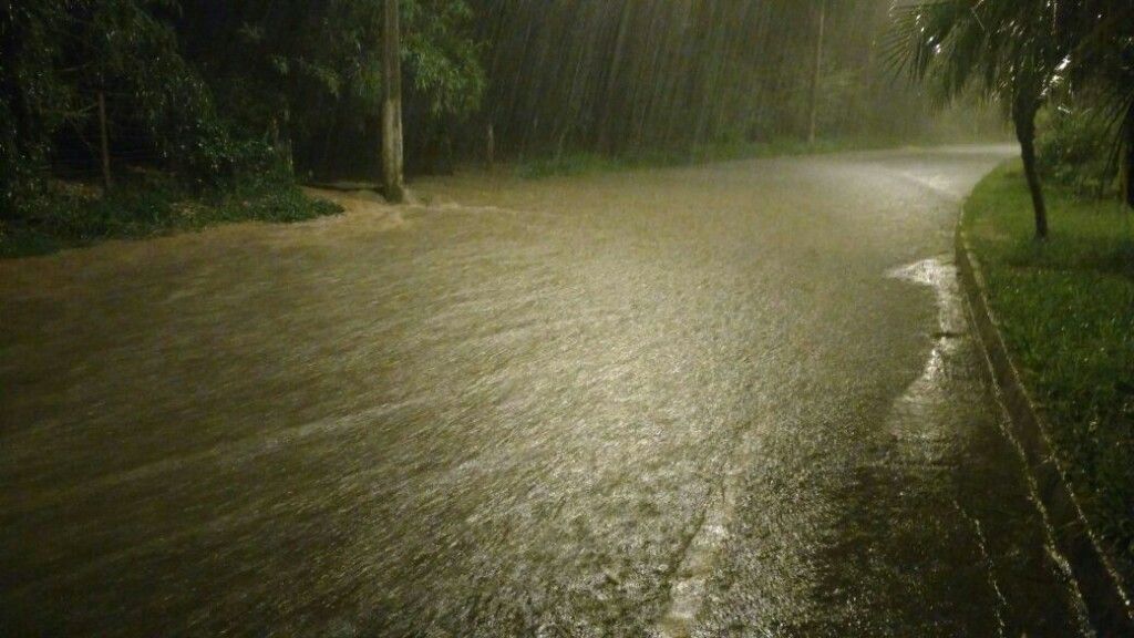 Chuva forte causa vários pontos de alagamento em Patos de Minas 