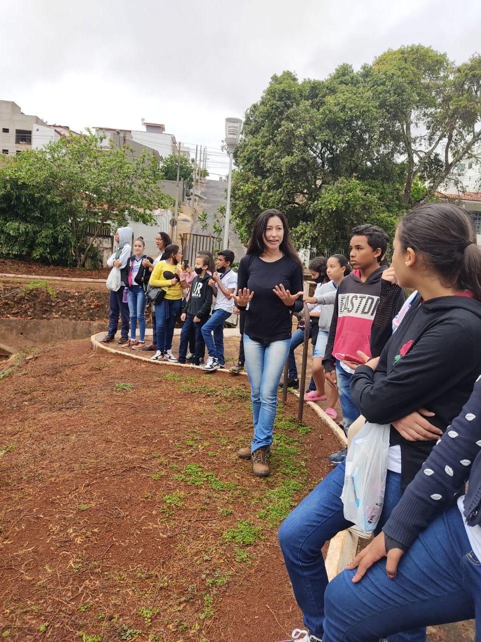 Estudantes da Escola Municipal Professora Marluce Martins participam da Trilha com Interpretação Ambiental no Parque do Mocambo