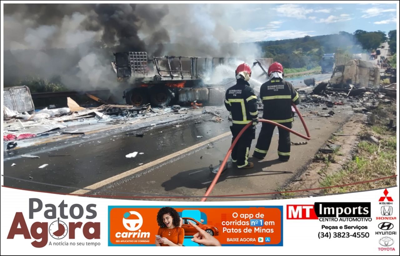 Cabine explode após colisão entre duas carretas na BR-365