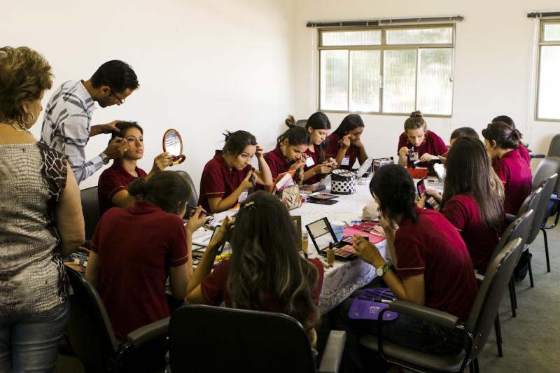 Escola de Rainhas realiza oficina de maquiagem para as candidatas