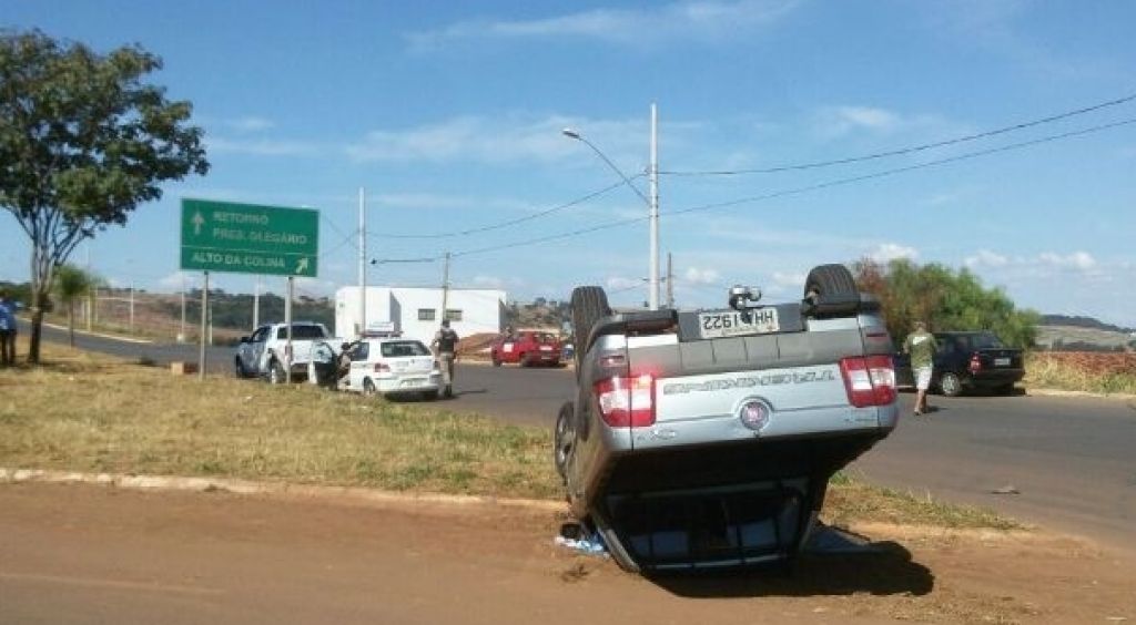 Picape capota em acidente na Avenida Marabá