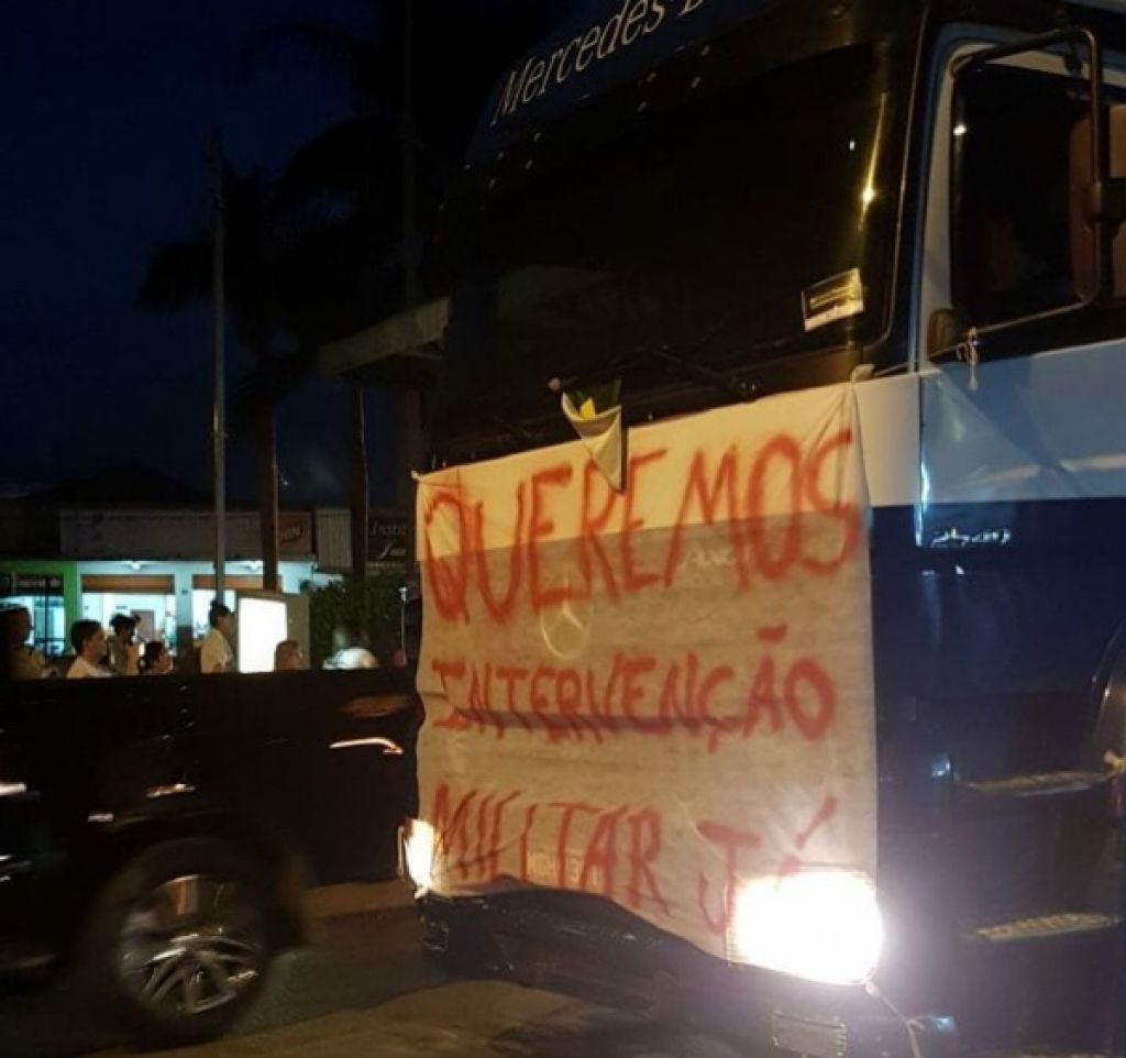 População de Patos de Minas promove carreata em apoio aos caminhoneiros