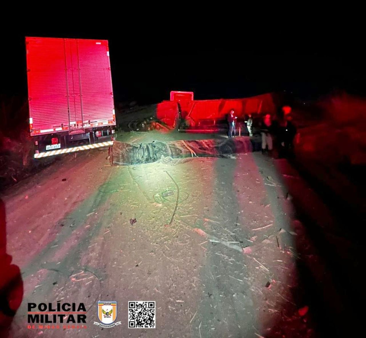 Acidente entre carreta e dois caminhões interdita rodovia MG 410 em Presidente Olegário