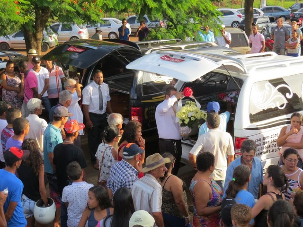 Enterro de casal de namorados mortos em acidente reúne multidão e amigos prestam homenagens